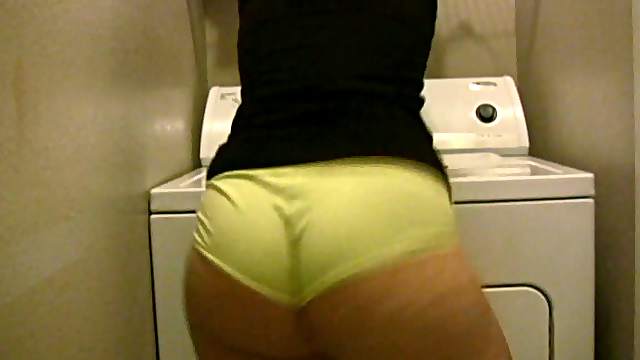 Big booty brunette shakes her ass in the laundry