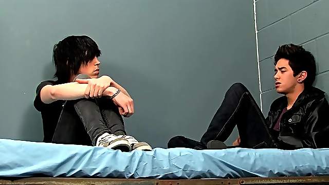Smooth emo twinks kiss lustily in bed