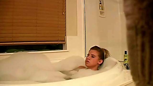 Teen masturbates pussy in the bubble bath