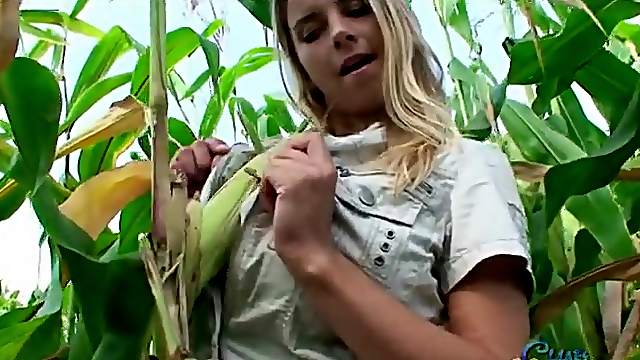 Blonde hottie strips naked in a corn field