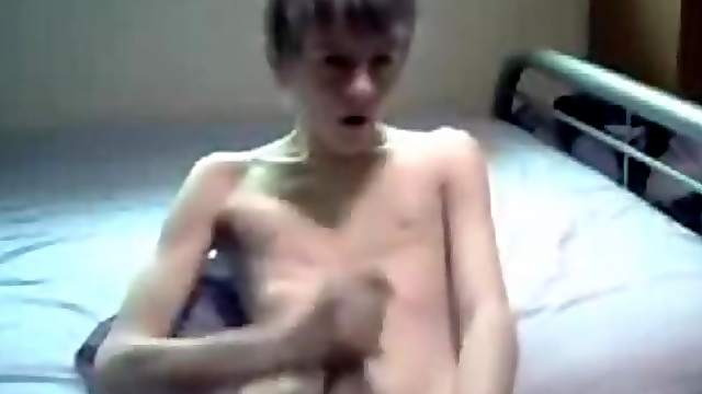 See the ribs of the skinny masturbating twink