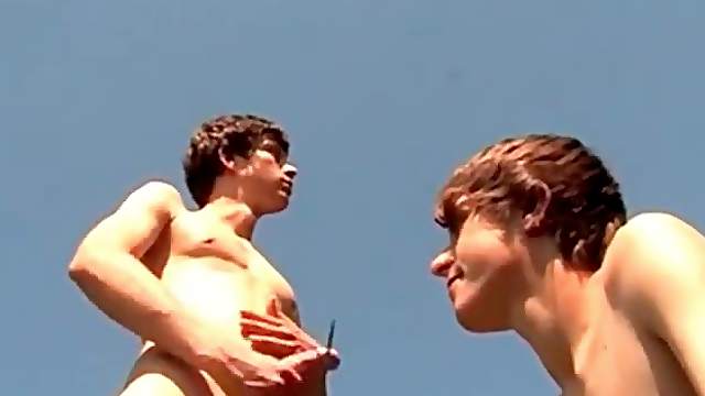 Facial cumshots in outdoor twink video