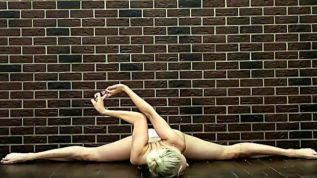 Fit blonde teen can bend her body in amazing ways