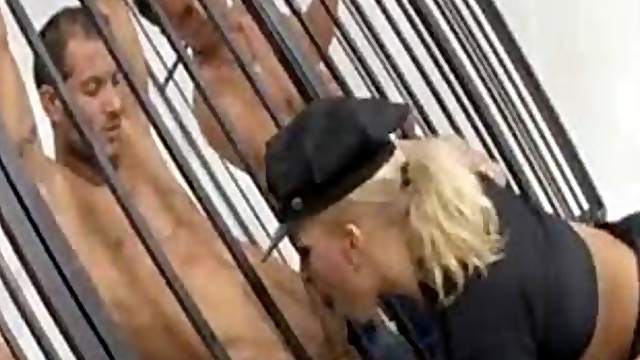 Cop lady gangbanged in the prison